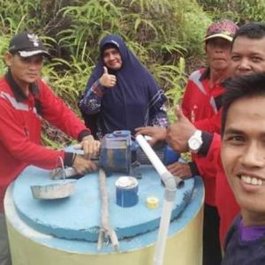 Pemerintah Desa, Wali murid dan warga lainnya ketika melakukan kerjabakti dalam membangun sekolah yang sehat---Aji For Rakyat Kalbar.1