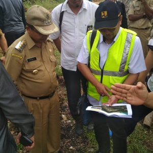 Rombongan Bupati Melawi ketika mendampingi pihak kementerian PUPR dalam meninjau lansung pelaksanaan pekerjaan pembangunan konstruksi dua jembatan rangka baja di Melawi---Dedi Irawan (2)