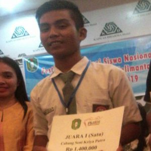 Salah satu pelajar Melawi yang menjadi juara 1 Cabang Seni Kriya pada FLS2n Tingkat Povinsi Kalbar---Astrid For Rakyat Kalbar(1)