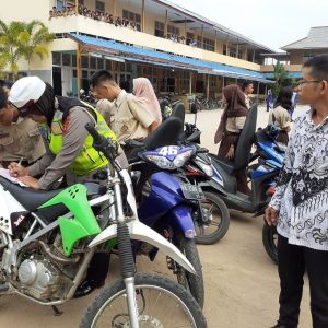 Anggota Sat Lantas ketika melakukan penerrtiban kendaraa pelajar di persimpangan SMP N 1 Nanga Pinoh tepatnya di badan jalan Pendidikan Nanga Pinoh---Dedi Irawan1
