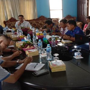 Bupati bersama kepala BPN serta Waka Polres dan Instansi terkait lainnya saat melaksanakan rapat koordinasi di kantor BPN Melawi---Dedi Irawan