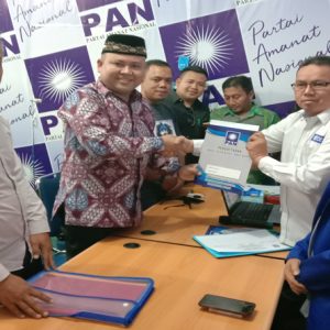 Dadi Sunarya saat menyerahkan berkas kepada tim penjaringan PAN Melawi---Dedi Irawan
