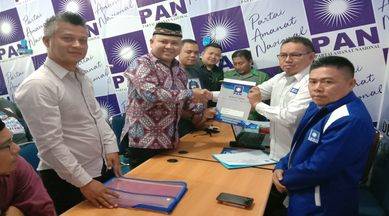 Dadi Sunarya saat menyerahkan berkas kepada tim penjaringan PAN Melawi---Dedi Irawan