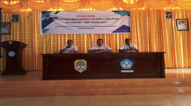 Kepala Disdikbud Melawi, Joko dalam kegiatan sosialisasi aplikasi E-BOS Plus—Dedi Irawan(1)