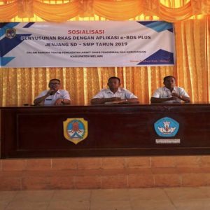 Kepala Disdikbud Melawi, Joko dalam kegiatan sosialisasi aplikasi E-BOS Plus—Dedi Irawan(1)