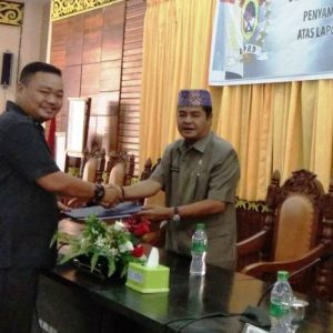 Ketua Panja DPRD melawi, Abang Ahmadin ketika menyerhkan haasil kerja Panja kepada pimpinan DPRD Melawi(1)