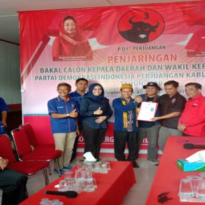 Panji didampingi para dewan terpilih Nasdem ketika menyerahkan berkas pendaftaran kepada pengurus dan tim penjaringan DPC PDI Perjuangan Melawi---Dedi Irawan
