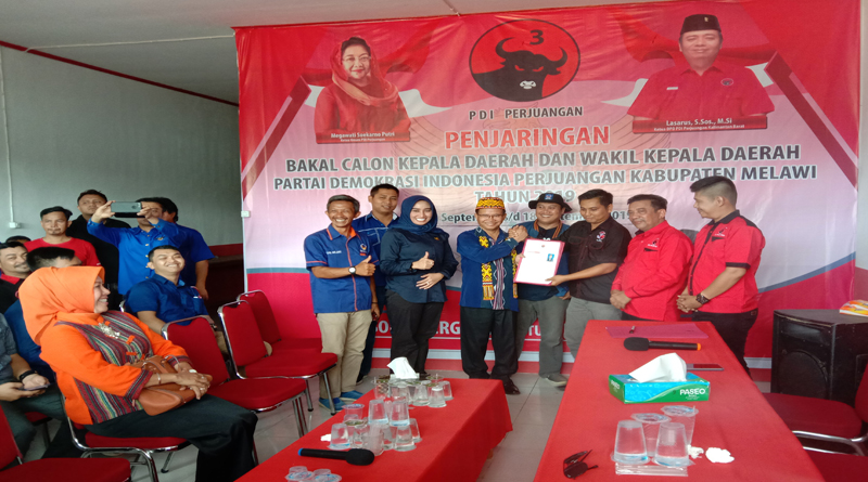 Panji didampingi para dewan terpilih Nasdem ketika menyerahkan berkas pendaftaran kepada pengurus dan tim penjaringan DPC PDI Perjuangan Melawi---Dedi Irawan