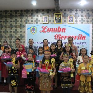 Para pemenang dan peserta lomba bercerita berfoto bersama pihak Arpusda usai mennerima hadiah—Dedi Irawan