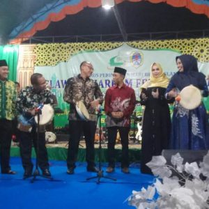 Pemukulan rabana oleh Bupati Melawi didampingi Forkopinda sebagai tanda dibukanya kegiatan Melawi Muharram Festival—Dedi Irawan