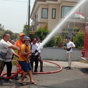 Pihak BPBD, BSPBK serta PDAm ketika melakukan uji coba pipa hydrant---Dedi Irawan
