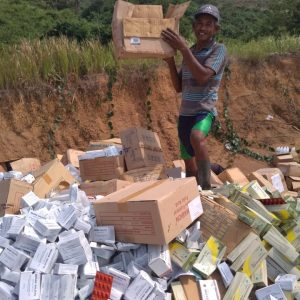 Ribuan obat yang dibuang dan dimusnahkan di TPA. Keberadaan obat tersebut menjadi pertanyaan masyarakat Kusuma For Rakyat Kalbar.1