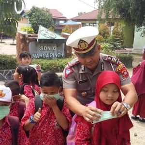 Sat Lantas ketika membagikan Masker kepada para pelajar, agar kabut asap yang menyelimuti Melawi tidak mengganggu kesehatan pajar----Dedi Irawan