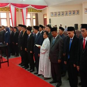 Sebanyak 30 Anggota DPRD Melawi ketika melakukan pengucapan sumpah dan janji jabatan yang dibibing oleh ketua Pengadilan Negeri Sintag----Dedi Irawan (2)