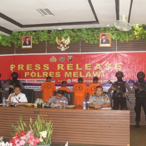 Kapolres didampingi Kabag Ops dan Kasat Reskrim saat menyampaikan press rilis hasil operasi PETI Kapuas 2019----Dedi Irawan1