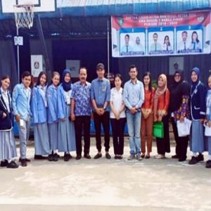 Puluhan pelajar berfoto bersama Komisioner KPU usai kegiatan sosialisasi—Dedi Irawa