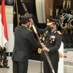 jenderal-idham-azis-serahkan-panji-polri-tribrata-ke-kapolri-jenderal-listyo-sigit-ytp
